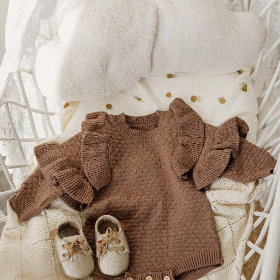 gebreide body met ruffles bruin