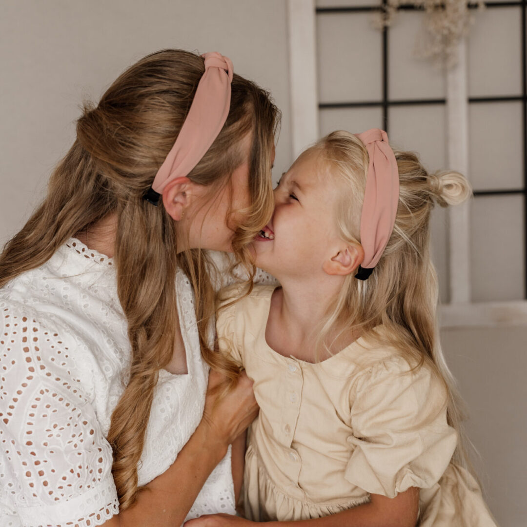 Twinning haarband mommy & me - perzik moeder en dochter op de foto